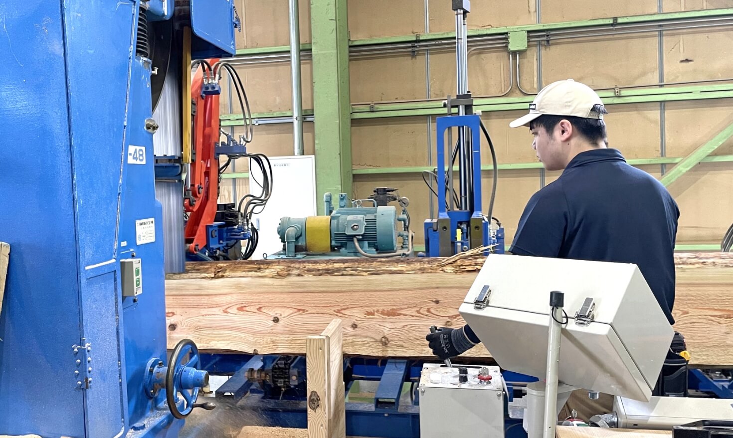 ワンマンツインバンドソーで製材している様子