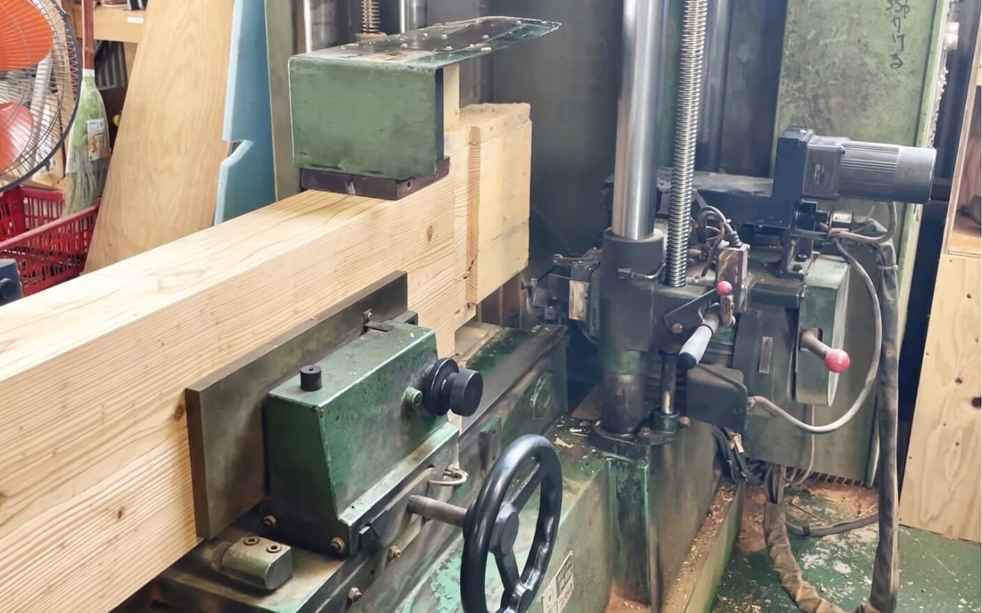 プレカット機械の生産の様子
