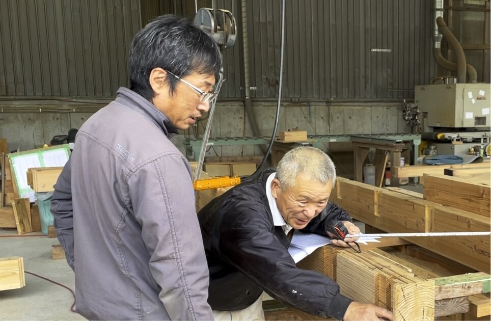 プレカット工場管理の作業風景