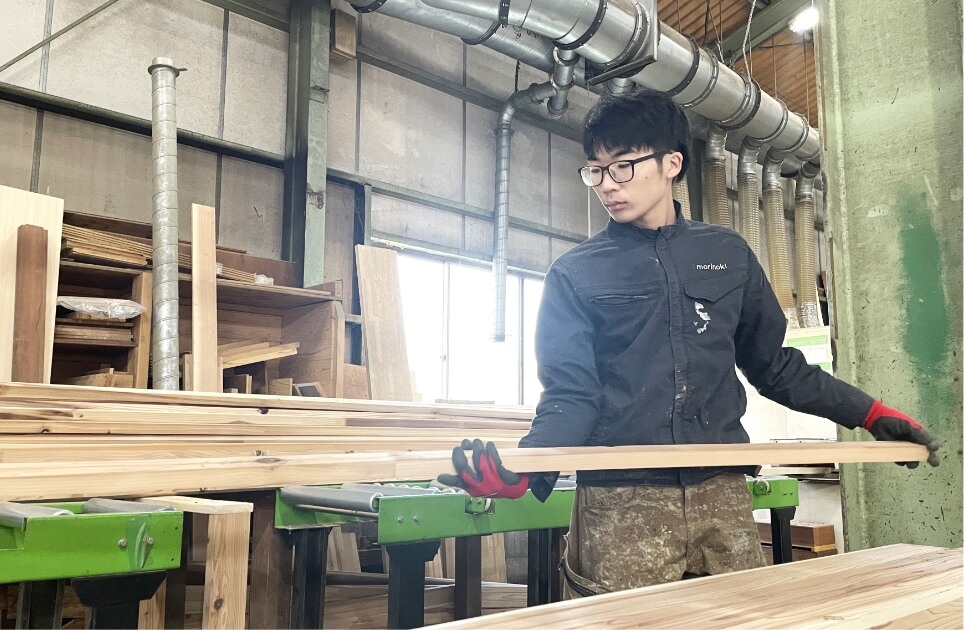 内装・外装建材の加工の作業風景