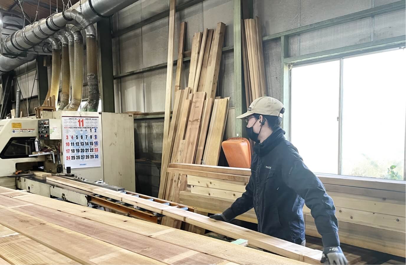 内装・外装建材の加工の作業風景